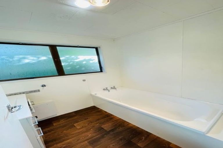 Photo of property in 96 Kayes Road, Pukekohe, 2120