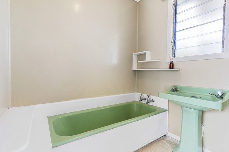 Photo of property in 2/26 Tizard Road, Birkenhead, Auckland, 0626