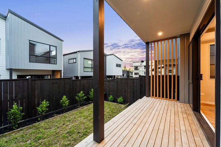 Photo of property in 22 Don Oliver Lane, Glen Eden, 0602
