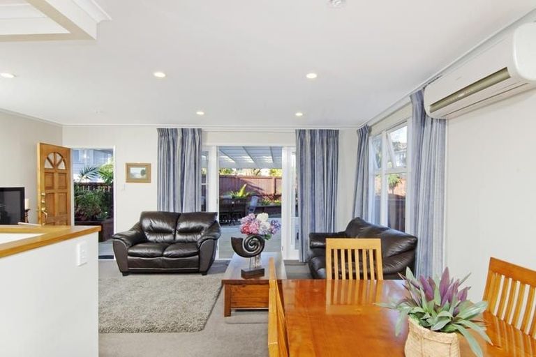 Photo of property in 14 Madison Place, Forrest Hill, Auckland, 0620