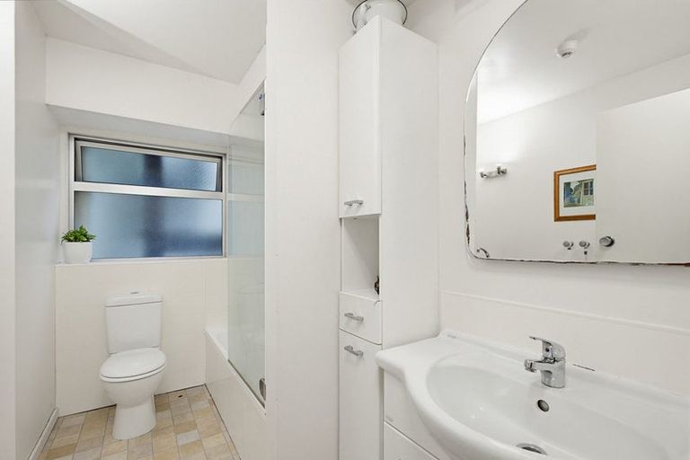 Photo of property in Jerningham Apartments, 20 Oriental Terrace, Oriental Bay, Wellington, 6011