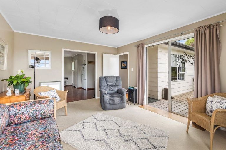 Photo of property in 14a Pokapu Street, Titirangi, Auckland, 0600