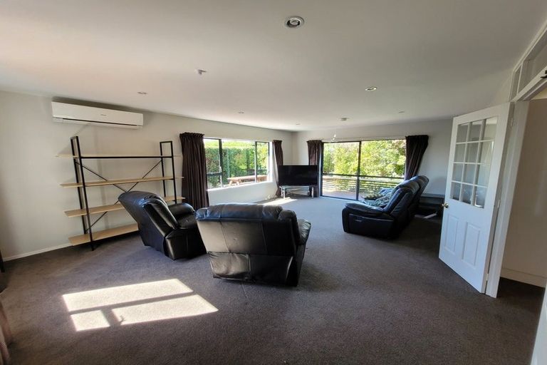 Photo of property in 15b Kinapori Terrace, Newlands, Wellington, 6037