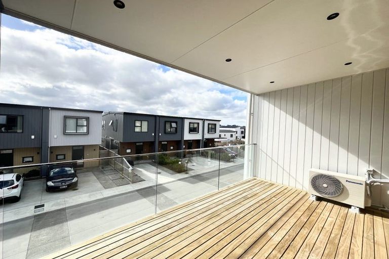 Photo of property in 9 Heketara Way, Massey, Auckland, 0614