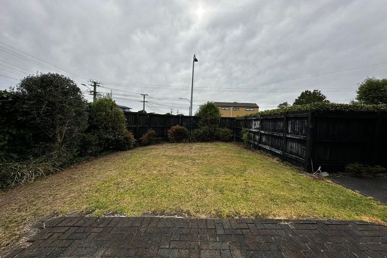 Photo of property in 100 Flanshaw Road, Te Atatu South, Auckland, 0610