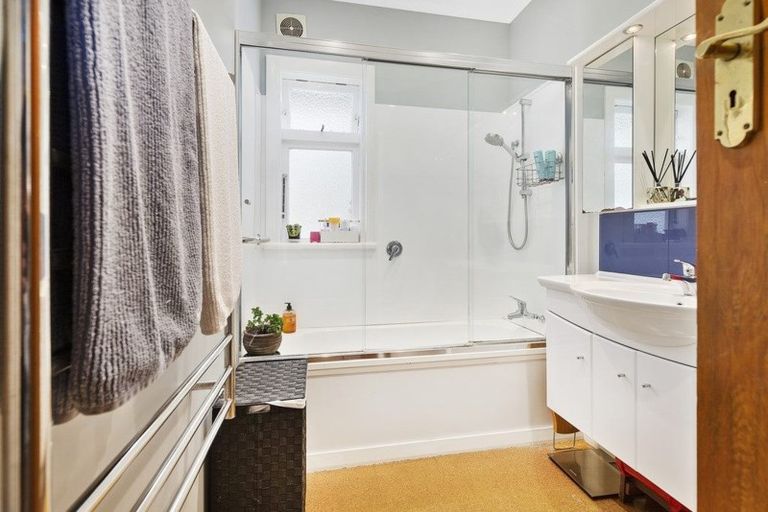 Photo of property in 11 Waikare Street, Karori, Wellington, 6012