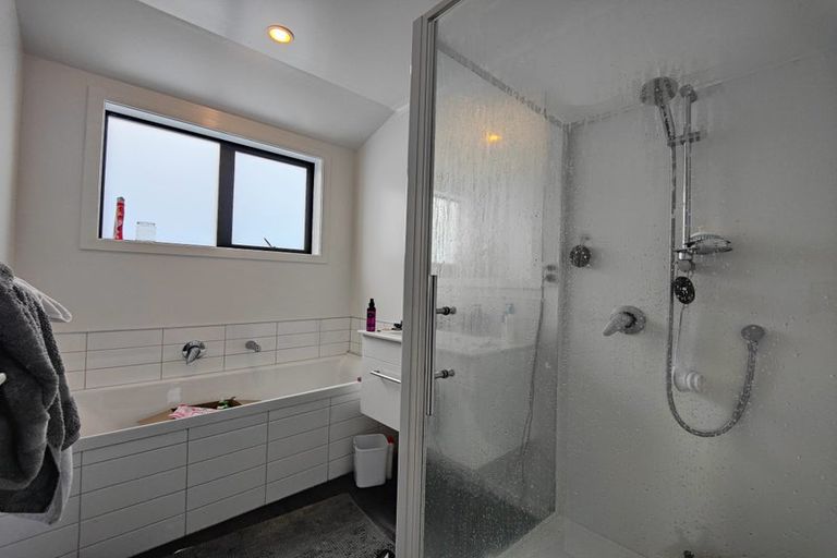 Photo of property in 15a Barclay Street, Newlands, Wellington, 6037
