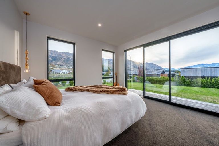 Photo of property in 7 Little Alpha Loop, Wanaka, 9305