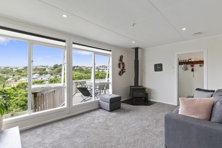 Photo of property in 127 Ruskin Road, Newlands, Wellington, 6037