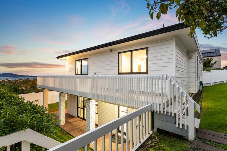 Photo of property in 2/33 Parr Terrace, Castor Bay, Auckland, 0620