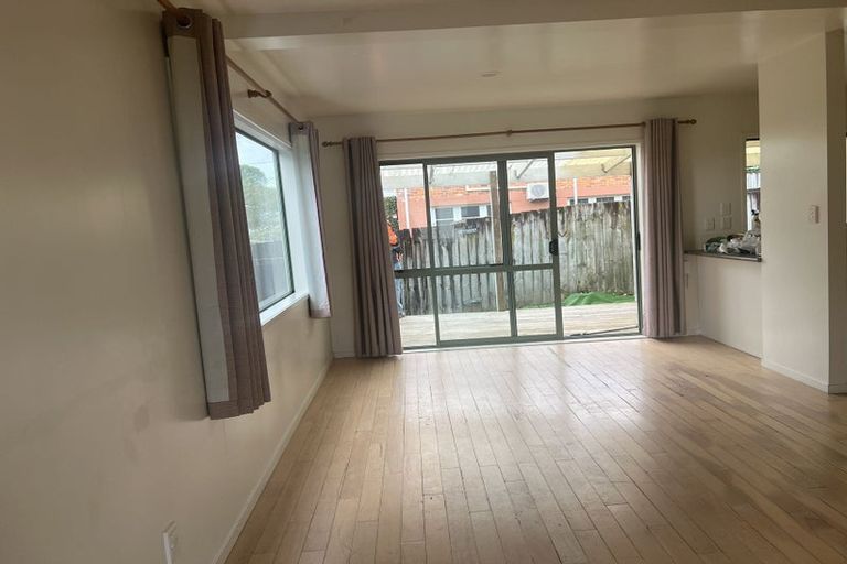 Photo of property in 2/5 Kilham Avenue, Northcote, Auckland, 0627