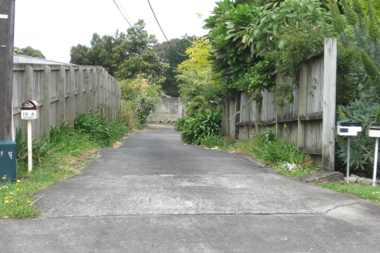 Photo of property in 2/19 Merton Avenue, Glenfield, Auckland, 0627