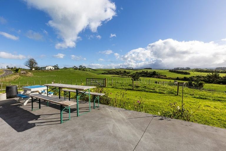 Photo of property in 237 Croydon Road, Midhirst, Stratford, 4394