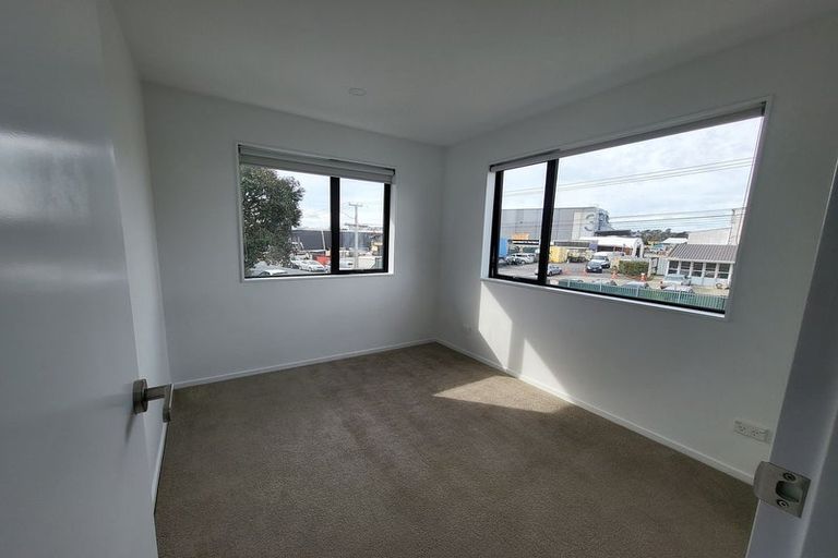 Photo of property in 1 Eileen Newey Place, Henderson, Auckland, 0612