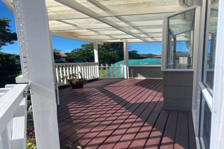 Photo of property in 27 Clinton Avenue, Te Atatu Peninsula, Auckland, 0610