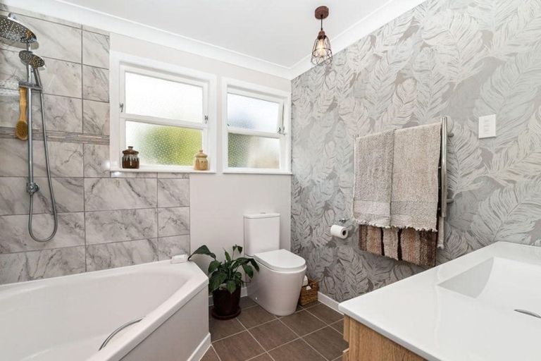 Photo of property in 14 Justin Place, Te Atatu Peninsula, Auckland, 0610