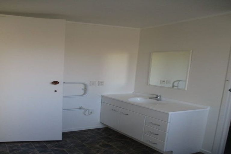 Photo of property in 22 Glen Close, Glen Eden, Auckland, 0602