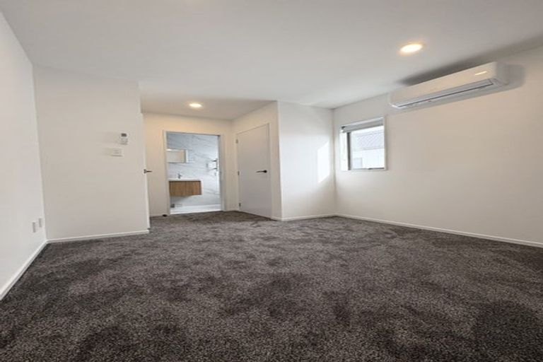 Photo of property in 12e Elcoat Avenue, Te Atatu South, Auckland, 0610
