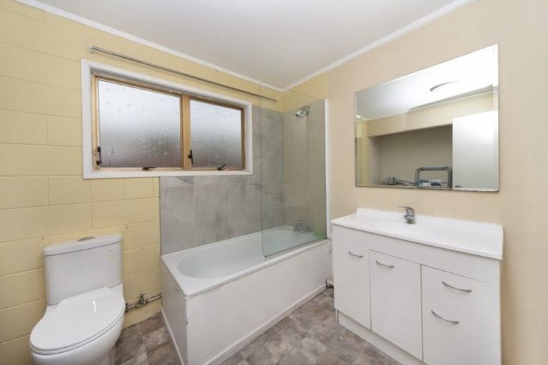 Photo of property in 1/2 Pomelo Road, Te Atatu South, Auckland, 0610