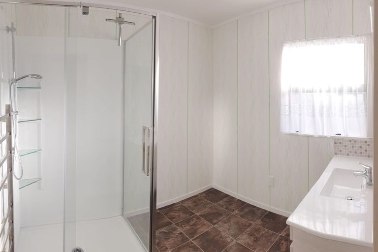 Photo of property in 150 Kaipara Road, Papakura, 2582