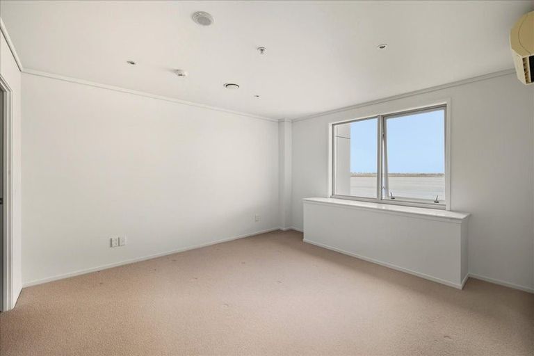 Photo of property in 72 Devonport Road, Tauranga, 3110