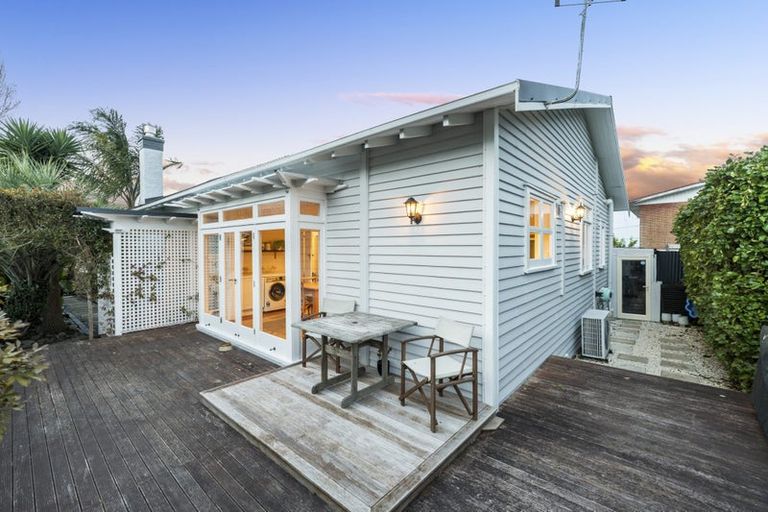 Photo of property in 13 Elcoat Avenue, Henderson, Auckland, 0612