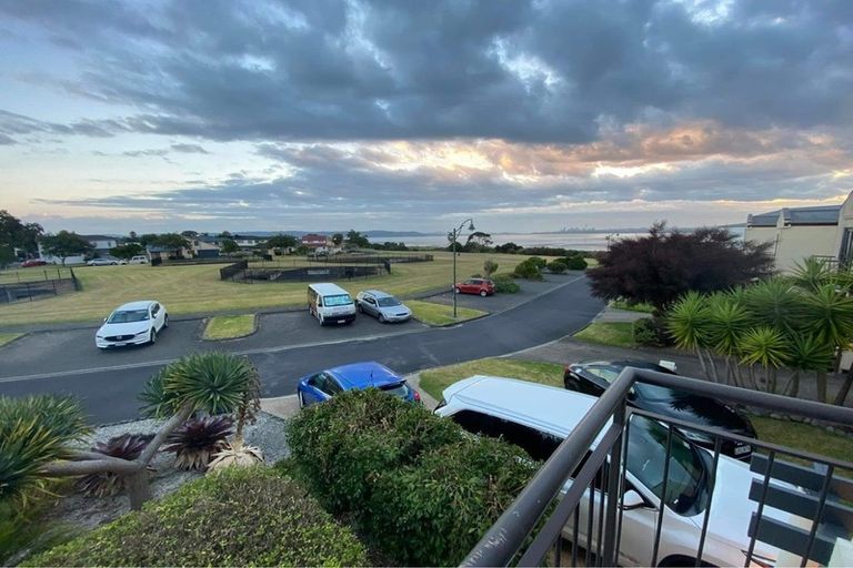 Photo of property in 52 Provence Esplanade, Te Atatu Peninsula, Auckland, 0610