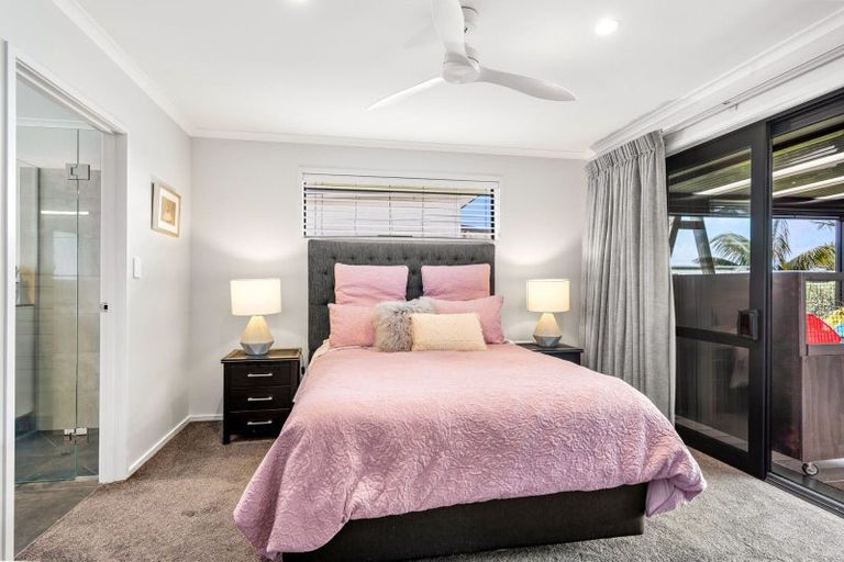 Photo of property in 32 Waitemata Drive, One Tree Point, 0118