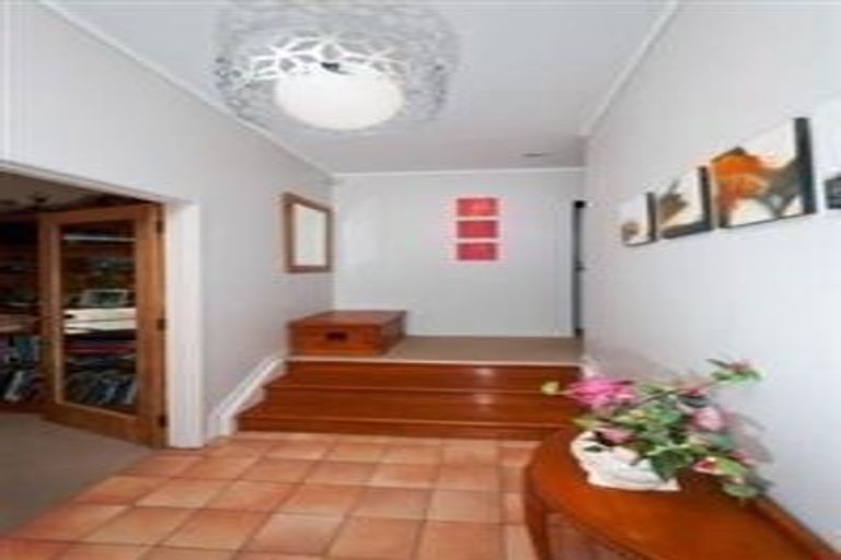 Photo of property in 42 Woodstock Road, Forrest Hill, Auckland, 0620