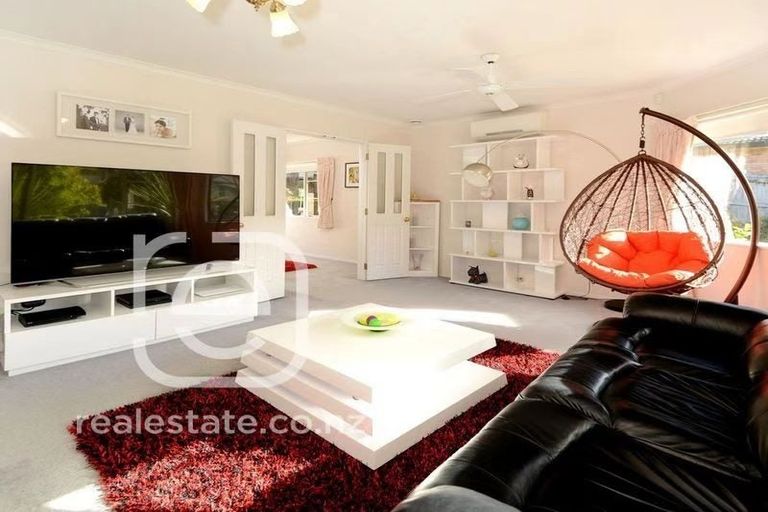 Photo of property in 8 Helen Ryburn Place, Torbay, Auckland, 0630