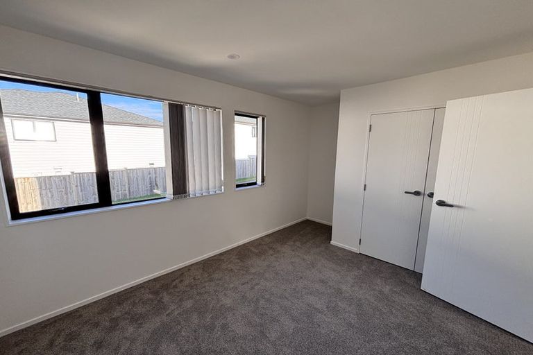 Photo of property in 4/94 Godley Road, Green Bay, Auckland, 0604