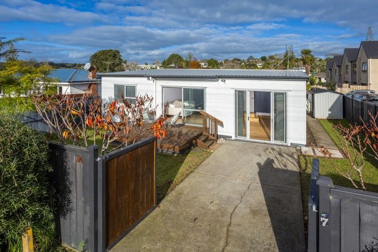 Photo of property in 2/7 Eskdale Road, Birkdale, Auckland, 0626