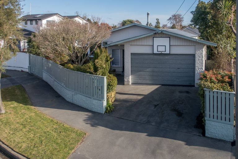 Photo of property in 6 Shirldale Place, Avonhead, Christchurch, 8042