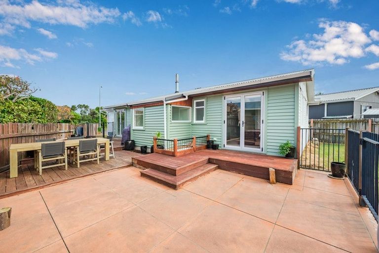 Photo of property in 17 Winton Street, Paraparaumu Beach, Paraparaumu, 5032