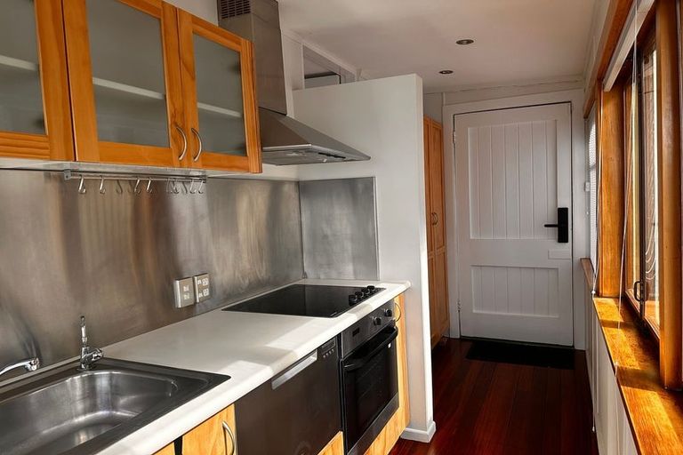 Photo of property in 186 Oriental Parade, Oriental Bay, Wellington, 6011