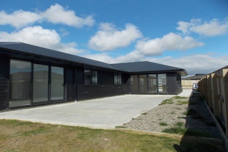 Photo of property in 18 Sardinia Grove, Fitzherbert, Palmerston North, 4410