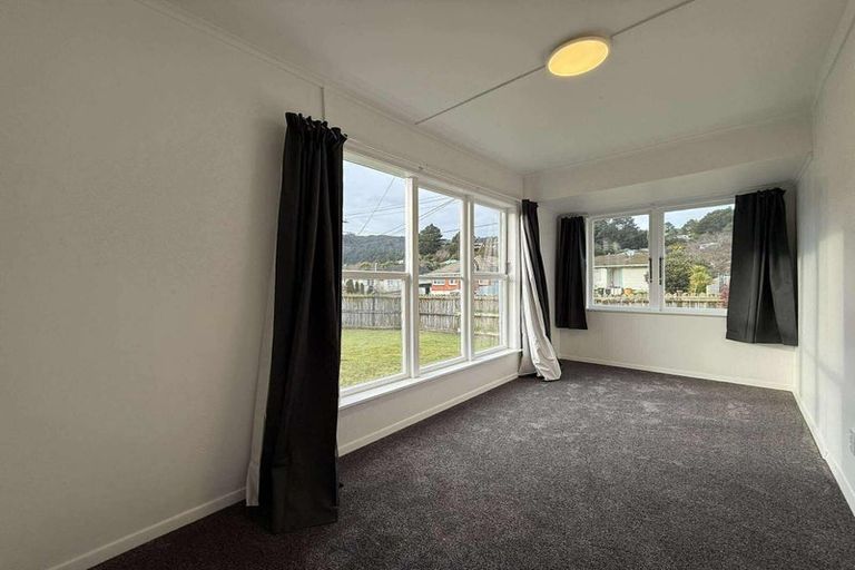Photo of property in 11 Wainhouse Street, Stokes Valley, Lower Hutt, 5019