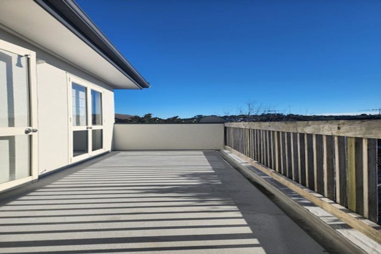Photo of property in 2/51 Fields Parade, Oteha, Auckland, 0632