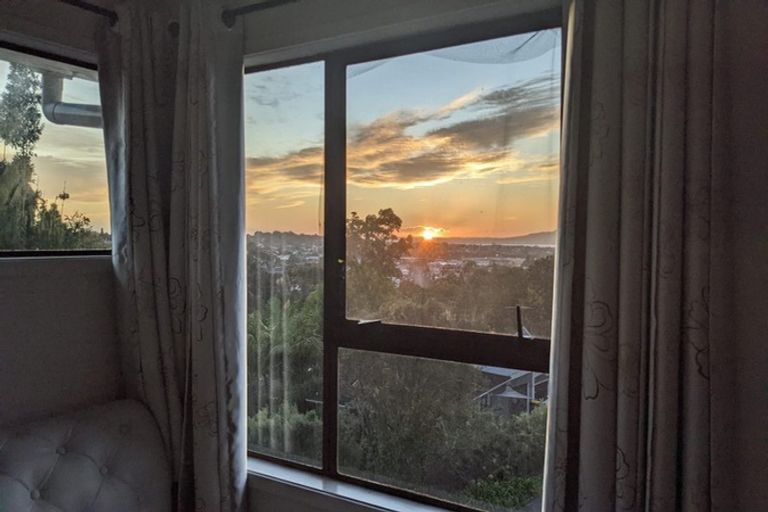 Photo of property in 2/74 Ayton Drive, Totara Vale, Auckland, 0629