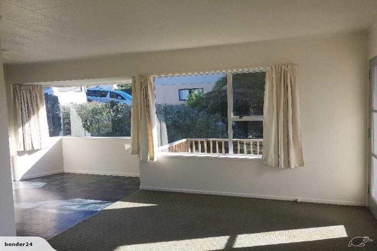 Photo of property in 1/46 John Dee Crescent, Red Beach, 0932