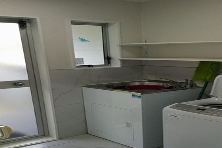 Photo of property in 41 Yeovil Road, Te Atatu Peninsula, Auckland, 0610