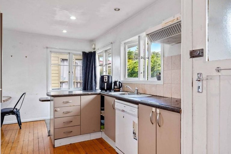 Photo of property in 48 Amberley Avenue, Te Atatu South, Auckland, 0610