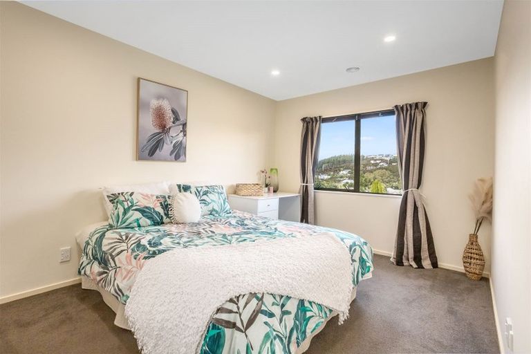 Photo of property in 22 Lanyon Place, Whitby, Porirua, 5024
