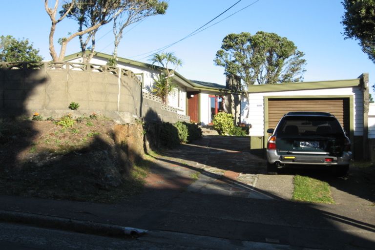 Photo of property in 48 Miles Crescent, Newlands, Wellington, 6037