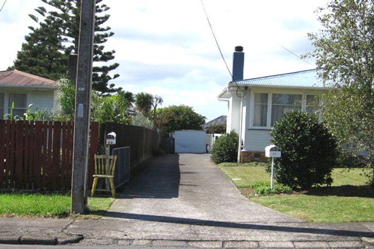 Photo of property in 8 Ward Crescent, Te Atatu Peninsula, Auckland, 0610