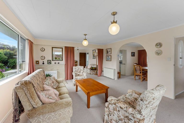 Photo of property in 11 Rewarewa Crescent, Waikanae, 5036