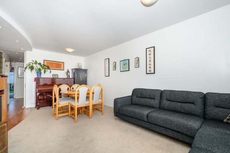 Photo of property in Seaview Apartments, 3/64 Milford Road, Milford, Auckland, 0620
