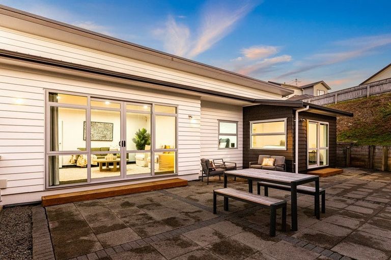 Photo of property in 38 Tongariro Drive, Aotea, Porirua, 5024