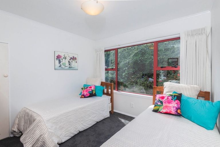 Photo of property in 15 Ruskin Road, Newlands, Wellington, 6037