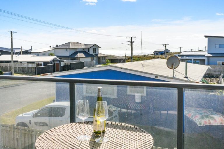 Photo of property in 17 Marine Parade South, Foxton Beach, Foxton, 4815